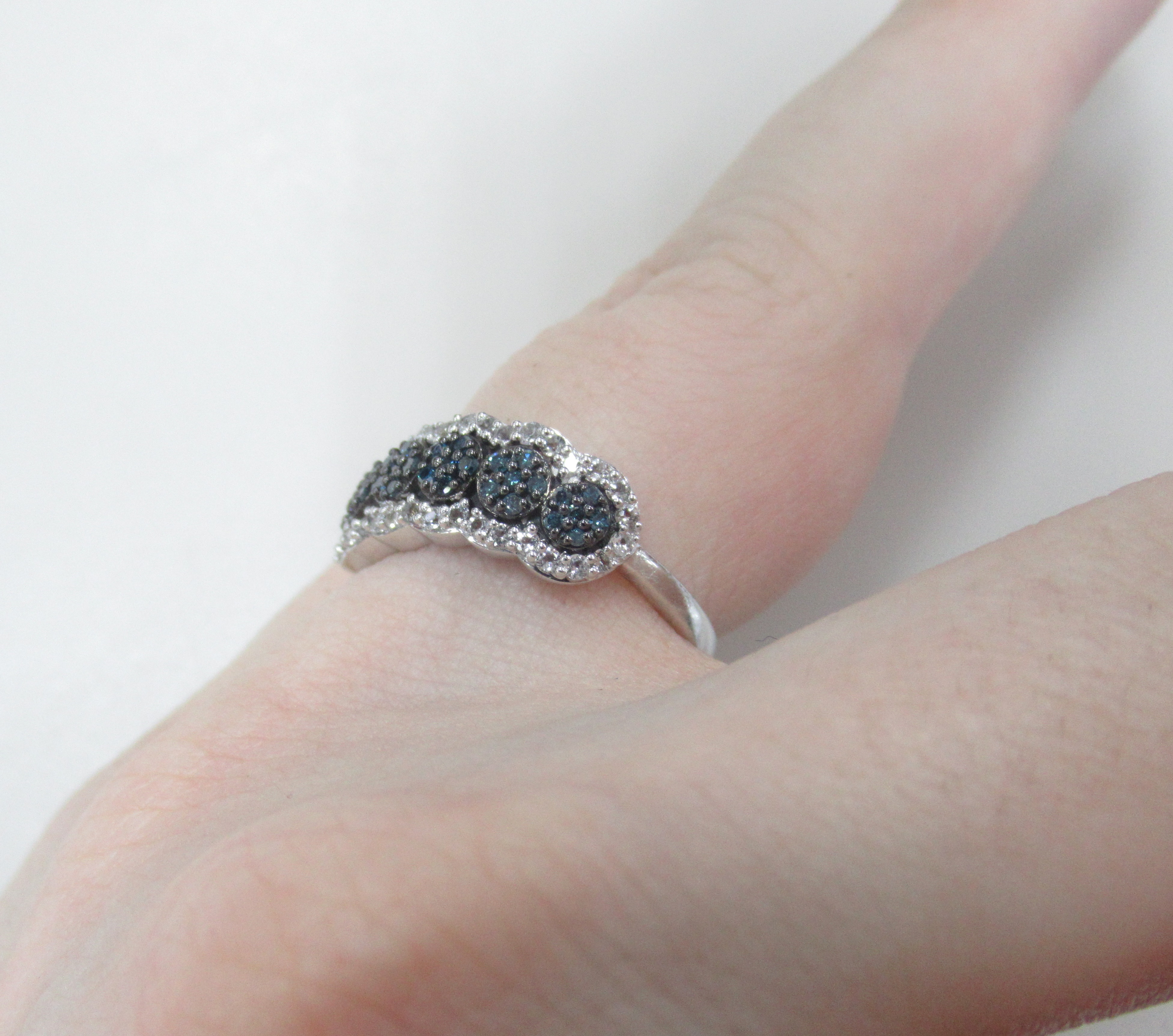 Серебряное кольцо с голубыми бриллиантами